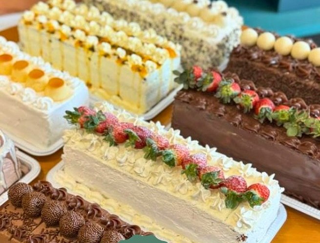 Fatias de bolo da torteria expostas na vitrine